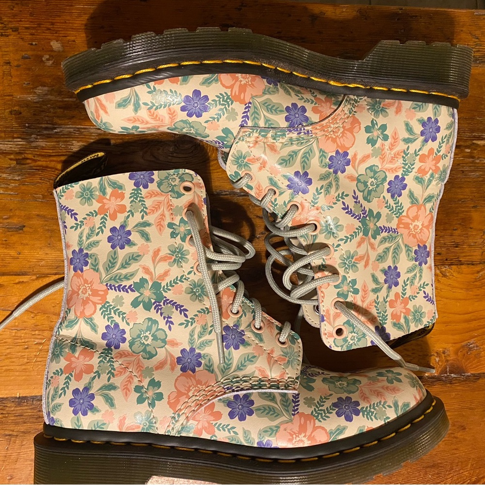 Dr. Martens W7